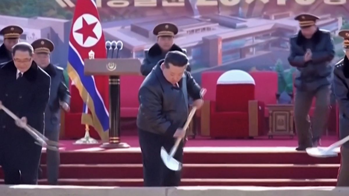 Kim Čong-un si oblíbil lopatu, během měsíce se jí chopil podruhé